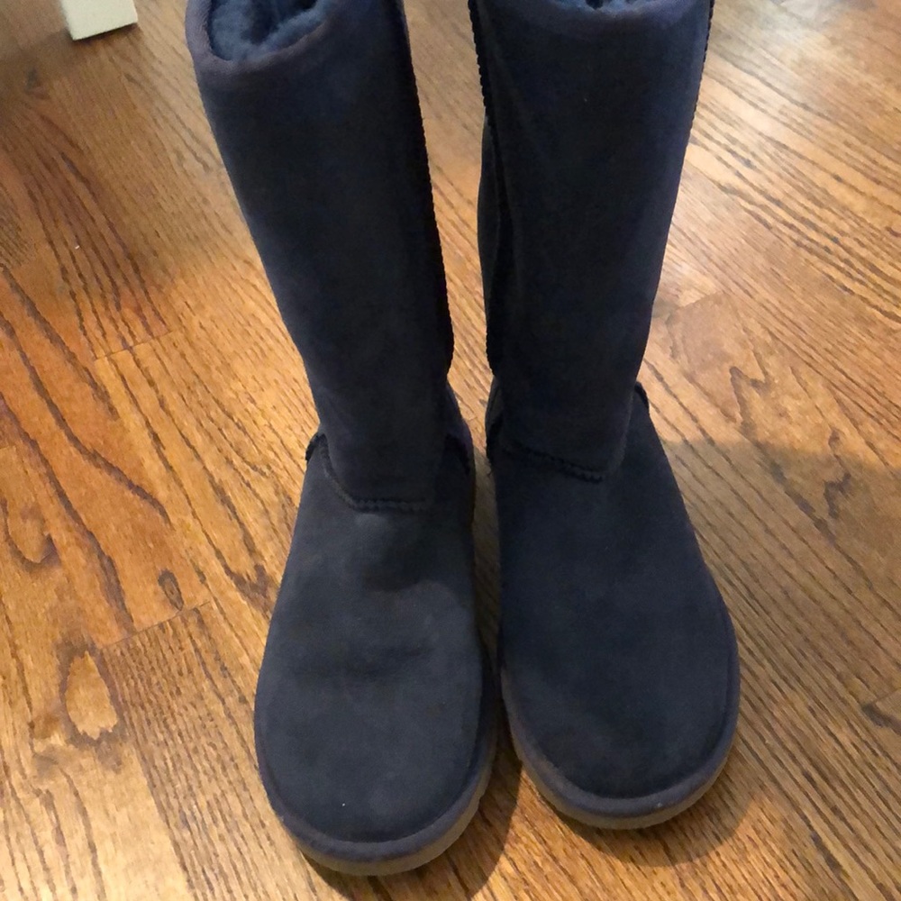 Girls navy UGG CLASSIC II TALL BOOT size 6